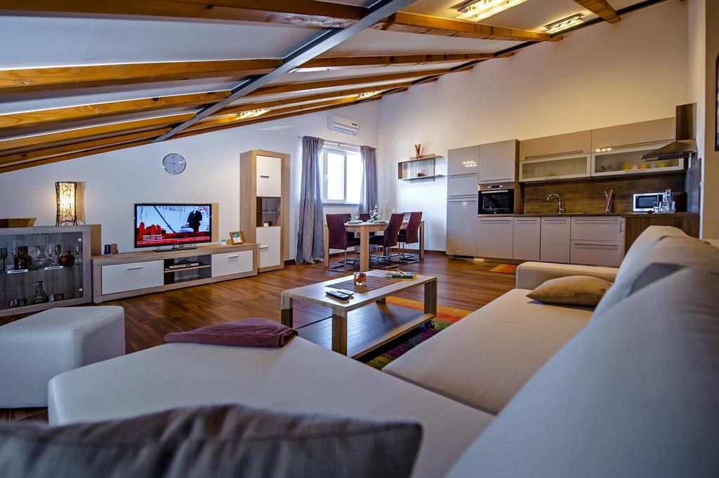 Apartment The Loft ロヴィニ エクステリア 写真